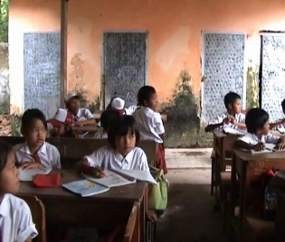 Atap Kelas Ambrol, Siswa Harus Belajar di Dekat WC