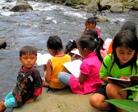 Sekolah Disapu Puting Beliung, Siswa SDN Pakis 03 Belajar di Pinggir Sungai