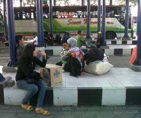 Ratusan Sopir Datangi TOW Bebaskan Bus yang Disandera