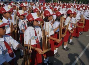 1.000 Siswa Main Angklung Peringati Hardiknas