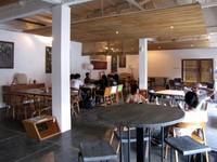 Interior Trysts terasa homy dan modern. Suasananya tenang, cocok untuk berbincang santai bersama kawan. Fasilitas wi-finya juga bikin pelanggan betah singgah berlama-lama.