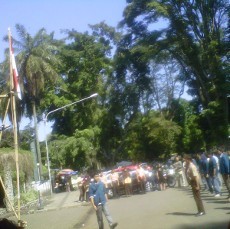 KM ITB Kibarkan Bendera 1 1/2 Tiang Peringati Hardiknas