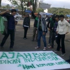 Peringati Hardiknas, Massa GMB Bakar Boneka SBY-Boediono