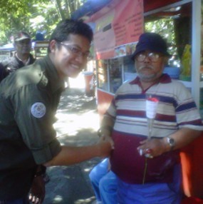 Hardiknas, Mahasiswa ITB Bagikan Bunga Mawar 