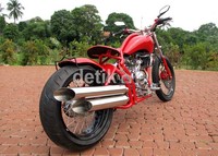 Selanjutnya perubahan yang berarti juga ikut ditempelkan pada bagian suspensi belakang, Topo mempercayakannya kepada monoshock milik Jupiter MX. Dan pelek Barros 5 inci x 17 yang diselimuti Dunlop 180/55/17.