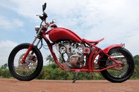 Tampilan elegan dan menawan sangat terlihat pada bagian rangka full set dan Swing arm karya Tauco Custom Builder Academy, yang menyelimuti dari ujung hingga belakang.