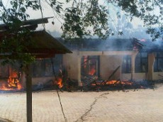 800 Polisi Amankan Kantor Bupati Mesuji yang Dibakar Massa