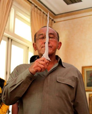 Ical Tempelkan Keris Pelindung dari Sultan Banjar ke Dahinya