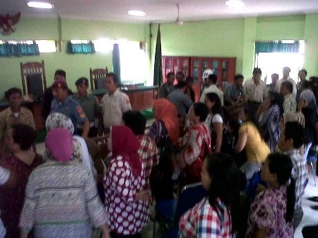 Keluarga Korban Protes Vonis Hakim, Sidang Anggota TNI di Manado Ricuh