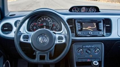 Hindari Bau, Bersihkan Interior Mobil 6 Bulan Sekali