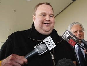 Kim Dotcom Reuni dengan Mercy dan Vellfire Miliknya