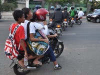 Pelanggaran keempat melawan arus. Mereka sepertinya meniru orang dewasa yang juga melawan arus di kawasan Jakarta Pusat.