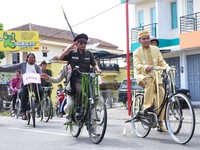 Pernikahan ini dilaksanakan pada bulan Maret 2012 dan diikuti oleh komunitas Purwokerto Ontel Antik. Pengantin pria bersepeda sejauh 3 km ke tempat mempelai perempuan.