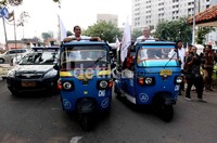 Alex dan Nono tampak menggunakan dua unit bajaj yang berbeda didampingi para tim suksesnya seperti Ketua Dewan Pimpinan Wilayah (DPW) Partai Persatuan Pembangunan (PPP), Lulung Lunggana. Dua unit bajaj itu dimodifikasi dengan dibuat atapnya terbuka. Di belakangnya, terdapat delapan bajaj yang mengiringi.