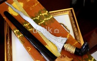 Selain keris, Ical juga menerima tandatangan seluruh DPD I dan DPD II Partai Golkar di Kalimantan Selatan.
