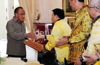 Acara ini dilakukan di kediaman Aburizal Bakrie yang mewah dan sangat berseni.