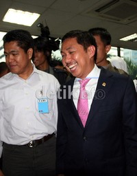 Anis tiba di KPK, Jl Rasuna Said, Kuningan, Jakarta, Kamis (3/5/2012) sekitar pukul 09.15 WIB dengan didampingi ajudannya. Ramses/detikcom.