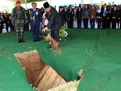 SBY Pimpin Pemakaman Mantan Menkes