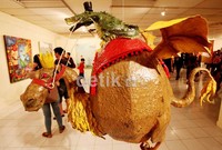 Pameran yang dibuka Rabu (2/5/2012) malam itu sekaligus untuk memperingati hari buruh sedunia yang jatuh 1 Mei. Derita TKI tidak cukup ditulis di media massa, novel, musik atau film. Seniman ini mencoba untuk melengkapi gambaran dunia TKI yang masih kelam tersebut.
