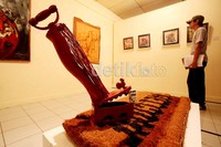 Salah satu karya seni instalasi karya Sumarwan berjudul Wari wiri Koyok Setliko. Pameran seni untuk para buruh migrant ini diprakarsai oleh kelompok yang interest dengan kasus-kasus TKI.