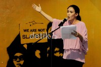 Penggiat hak-hak buruh yang juga anggota DPR Rieke Dyah Pitaloka membaca puisi sebelum pembukaan pameran.
