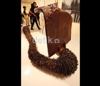 Salah satu seni instalasi yang cukup menarik perhatian pengunjung karya Sri Pamono berjudul Sekarat.