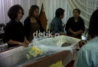 Raymond Ongen Latuihamallo terkena serangan jantung saat mengendarai mobil usai berbelanja bersama istrinya Eta Latuihamallo dan putri bungsunya Sabilsa (22).