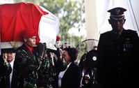 Jenazah mantan Menteri Kesehatan Endang Rahayu Sedyaningsih diusung ke pemakaman.