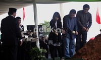 Anak-anak dan keluarga almarhumah melakukan tabur bunga.