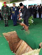 SBY Pimpin Pemakaman Mantan Menkes
