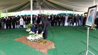 SBY meletakan karangan bunga di makan almarhuman Endang. Haryanto/Setpres.