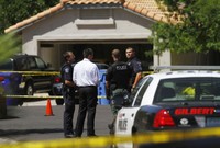 Sejauh ini belum diketahui motif penembakan yang terjadi di kompleks pemukiman Kota Gilbert, Phoenix ini. Namun diketahui bahwa si pelaku memiliki sejumlah senjata yang digunakan saat beraksi. Polisi berhasil menemukan 2 buah pistol dan sebuah senapan dari lokasi kejadian. REUTERS/Joshua Lott.