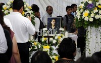 Kerabat dan keluarga melayat Ongen di rumah duka di RSPAD Gatot Subroto, Jakarta Pusat, Kamis (3/5/2012).