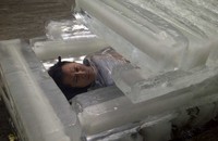 Selama berada di dalam es balok tersebut, Demian memang terus melakukan komunikasi dengan awak kru. (dok. Pribadi)