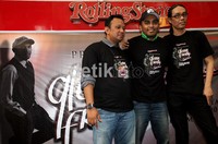 Glenn Fredly, Anas Syahrul Alimi (CEO Rajawali Indonesia) dan Agus Noor (Show director) berfoto bersama usai menggelar konferensi pers.