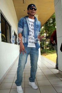 Norman berpose dengan topi baseball terbalik saat ditemui di Studio RCTI, Kebon Jeruk. Jenas/detikcom.