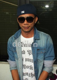 Norman berpose dengan topi baseball terbalik saat ditemui di Studio RCTI, Kebon Jeruk. Jenas/detikcom.