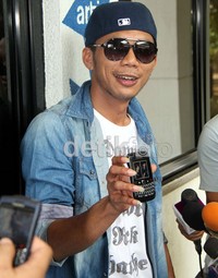 Norman pun tak lepas dengan gayanya berkacamata hitam. Jenas/detikcom.