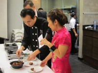 Chef Terrence, seorang Xi Men Ding SIngapore Chef memamerkan kebolehannya dalam membuat menu Lion Head Meat Ball dan San Bei Chicken.