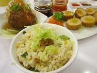 Restoran ini juga menyajikan menu nasi goreng dengan nama Scallop Fried Rice. Sangat enak disajikan bersama Lion Head Meat Ball ukuran jumbo yang teksturnya empuk, dan Deep Fried Meat Ball.