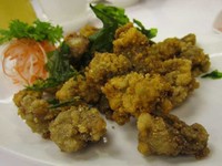 Menu yang satu ini teksturnya sangat unik crispy diluar dan lembut didalam. Tiram goreng ini sangat cocok dijadikan menu pilihan pendamping makan nasi.