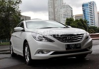 Mobil berkapasitas 2.400 cc ini bisa melakukan manuver cukup baik saat berada di jalanan penuh belokan, meski sayang agak ternodai dengan suspensi masih terasa cukup keras.