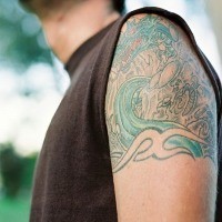 Punya Badan Penuh Tato Harus Rajin Perawatan Kulit