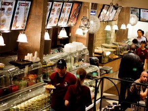 Paramount, Restoran Halal di Toronto Yang Utamakan Kebersihan