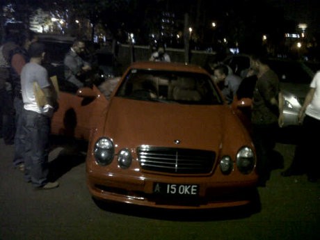 Polisi Geledah Mobil Iswahyudi