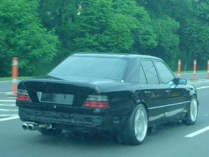 Mercy Tanpa Pelat Nomor Melenggang Bebas di Jalan Tol