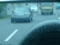 Bagian depan mobil pun minus pelat nomor.