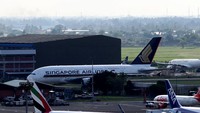 Pesawat dengan nomor penerbangan SQ-232 dan registrasi 9V-SKC itu terbang dari Sidney menuju Singapura, dengan membawa total 280 penumpang dan 26 awak kabin. Pesawat itu mengalihkan pendaratan di Bandara Soekarno-Hatta karena ada penumpang yang sakit. (Humas PT Angkasa Pura II).