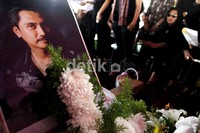 Foto Raymond J Latuihamalo (56) alias Ongen di dalam bingkai diletakkan di atas pusara makam. Ongen meninggal dunia pada Rabu (2/5) karena serangan jantung.