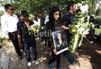 Pihak keluarga turut mengantar jenazah Ongen ke tempat peristirahatan terakhir.